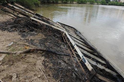 Estrutura foi totalmente destruída pelo fogo / Foto: Gilmar de Souza / Agência RBS